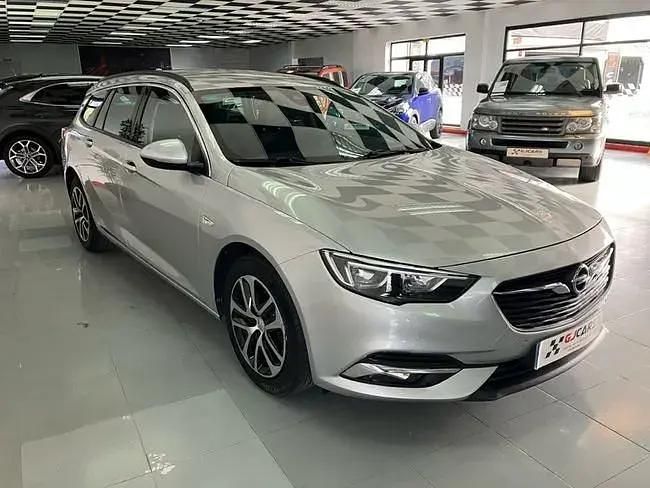 Usado Opel Insignia Selective 136 HP (100 kW) 2018 Cinzento Carrinha