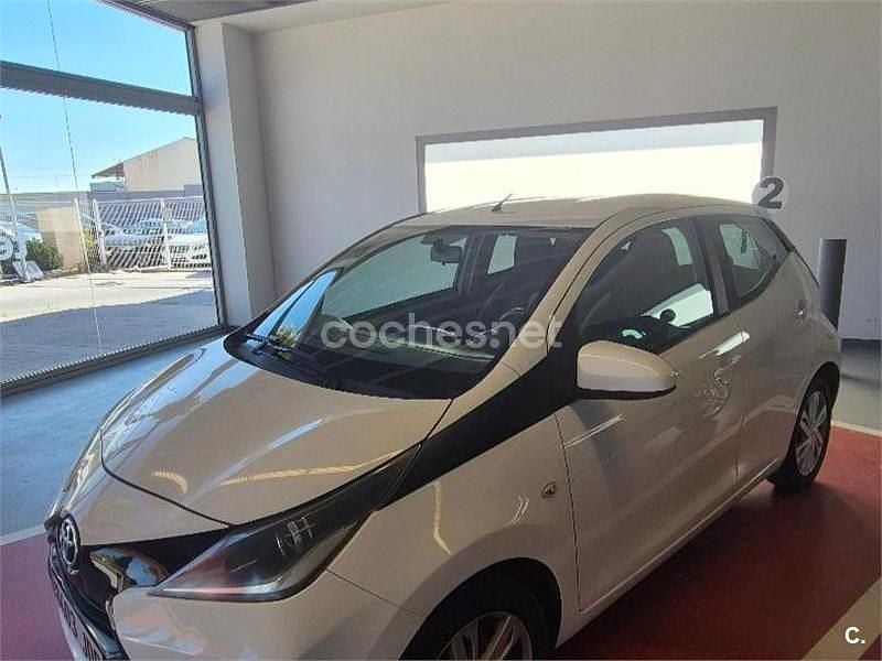 Usado Toyota Aygo X-play 69 CV (50 kW) 2016 Blanco Utilitario