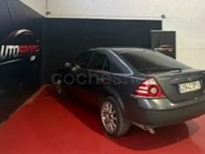 Usado Ford Mondeo Trend 155 CV (114 kW) 2005 Gris / plata Berlina