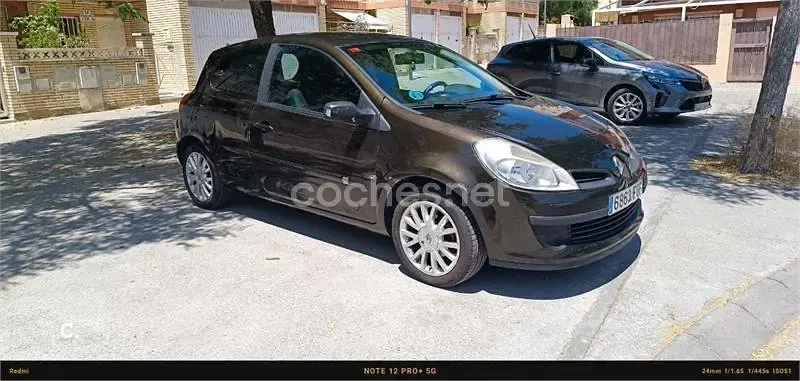 Usado Renault Clio II Extreme 100 CV (73 kW) 2006 Marrón Berlina
