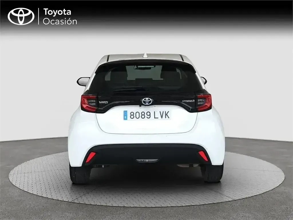 Usado Toyota Yaris Hybrid Active 116 CV (85 kW) 2021 Blanco Monovolumen