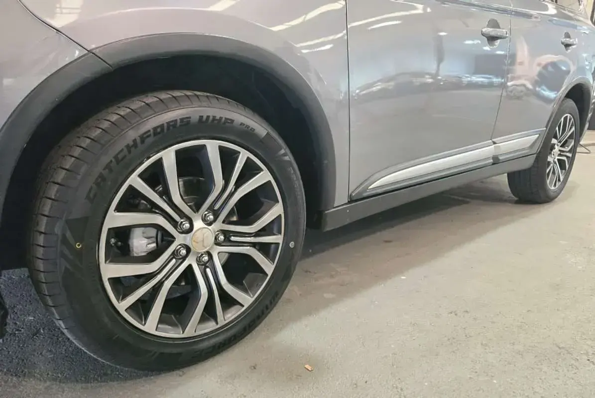 Usado Mitsubishi Outlander Motion 150 CV (110 kW) 2017 Gris SUV