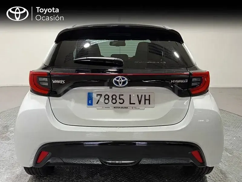 Käytetty Toyota Yaris Hybrid Style 116 HP (85 kW) 2021 Valkoinen Sedan