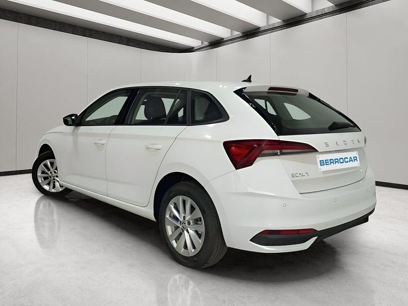 Usado Skoda Scala Essence 95 CV (69 kW) 2024 Blanco Utilitario