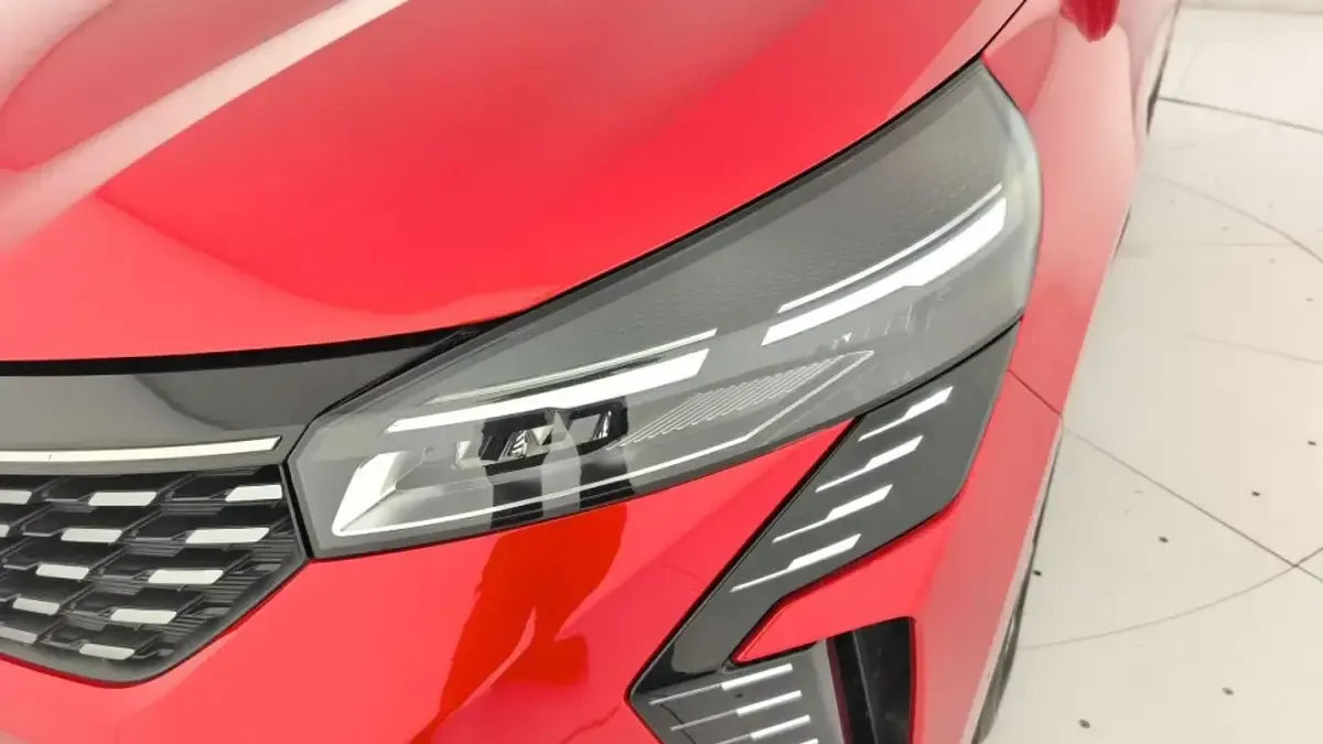 Usado Renault Clio Evolution 101 CV (74 kW) 2025 Rojo Utilitario