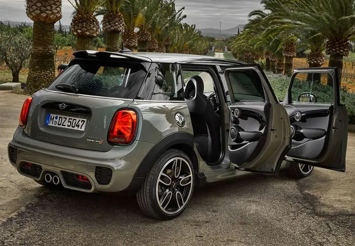 Usado Mini ONE 102 CV (75 kW) 2020 Gris Utilitario