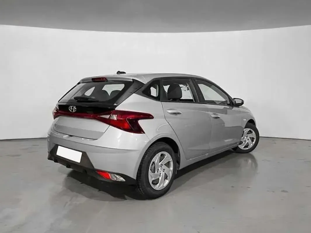 Usado Hyundai i20 84 CV (61 kW) 2022 Plateado Utilitario