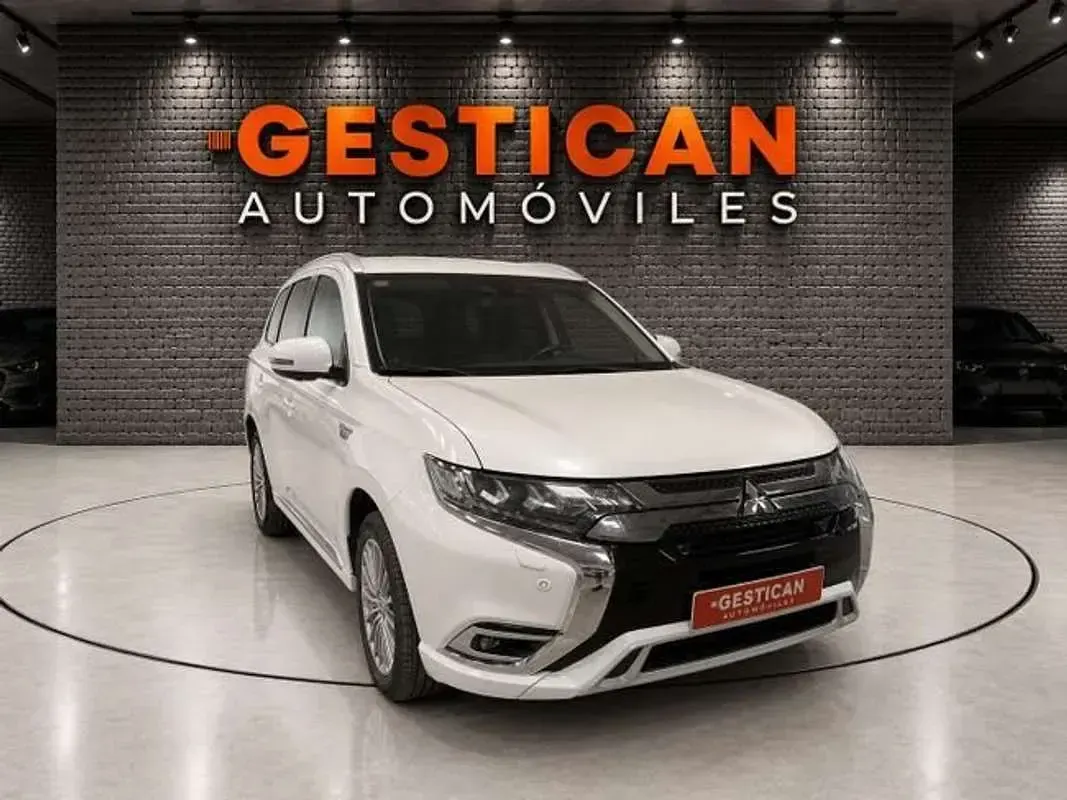 Usado Mitsubishi Outlander P-HEV 224 CV (164 kW) 2021 Blanco SUV