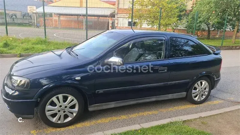 Usado Opel Astra Club 84 CV (61 kW) 2003 Azul Berlina