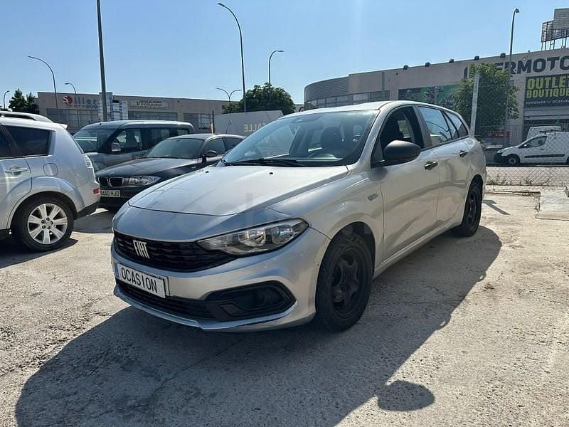 Usado Fiat Tipo Cross 130 CV (95 kW) 2022 Gris / plata Familiar
