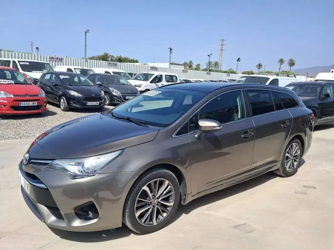 Usado Toyota Avensis 143 CV (105 kW) 2017 Gris Familiar