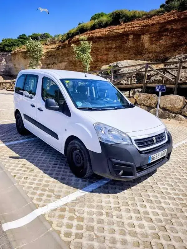 Usado Peugeot TePee Access 75 CV (55 kW) 2018 Blanco Van