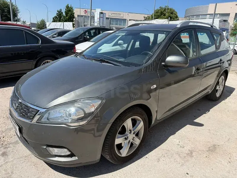 Usado Kia Ceed Sportswagon 110 CV (80 kW) 2013 Gris / plata Familiar