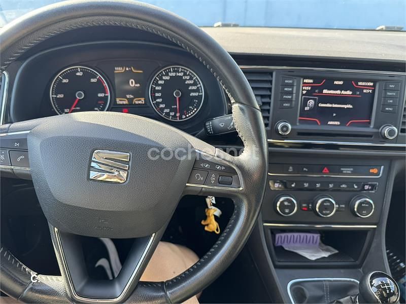 Usado Seat Leon Style 105 CV (77 kW) 2014 Gris / plata Berlina