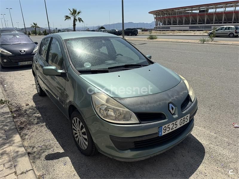 Usado Renault Clio II Privilege 85 CV (62 kW) 2008 Verde Berlina