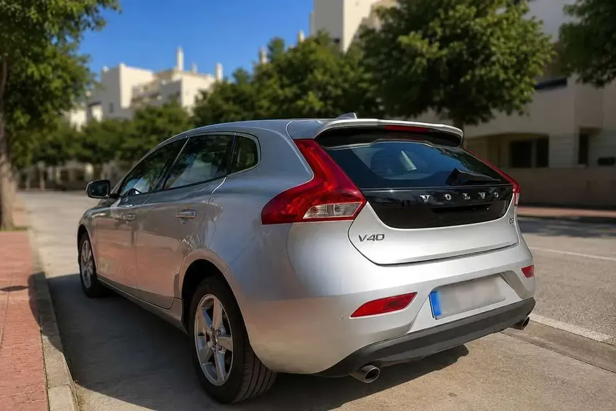 Usado Volvo V40 Momentum 150 CV (110 kW) 2015 Gris Utilitario