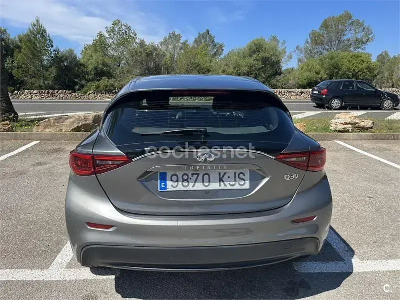 Usado Infiniti Q30 Premium 122 CV (89 kW) 2018 Gris / plata Berlina