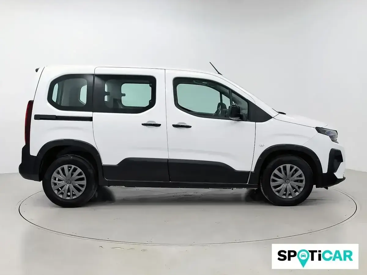 Usado Peugeot Rifter Allure 101 CV (74 kW) 2025 Blanco Monovolumen