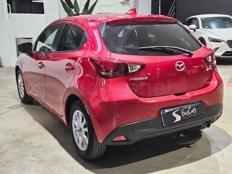 Begagnad Mazda 2 Style+ 90 HK (66 kW) 2017 Röd Sedan