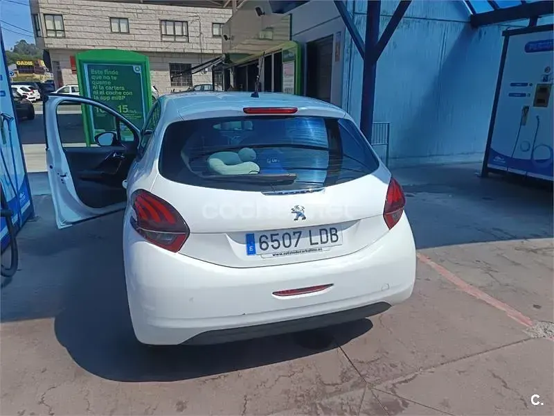Usado Peugeot 208 Active 99 CV (72 kW) 2019 Blanco Utilitario