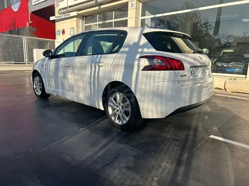 Usado Peugeot 308 Active 130 CV (95 kW) 2021 Blanco Berlina