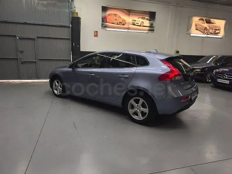 Usado Volvo V40 R-Design Momentum 120 CV (88 kW) 2018 Gris / plata Berlina