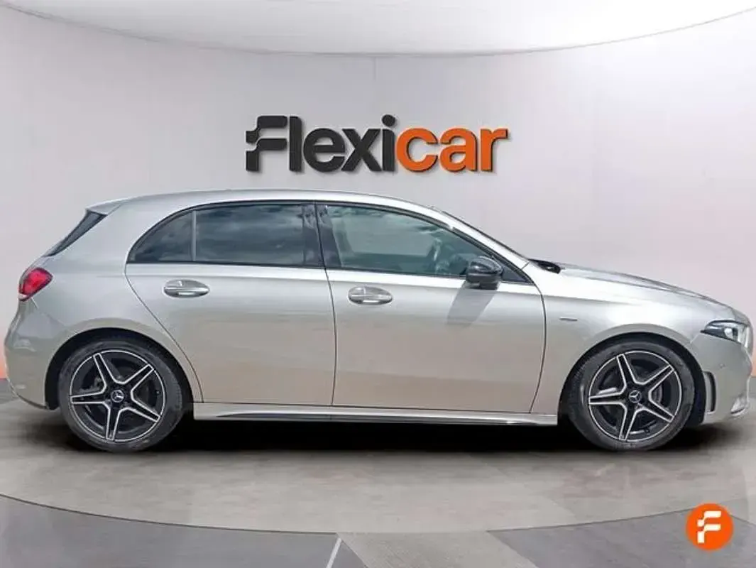 Usado Mercedes A180 109 CV (80 kW) 2020 Gris Utilitario
