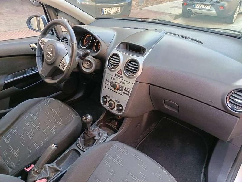 Usado Opel Corsa 75 CV (55 kW) 2011 Plateado Utilitario