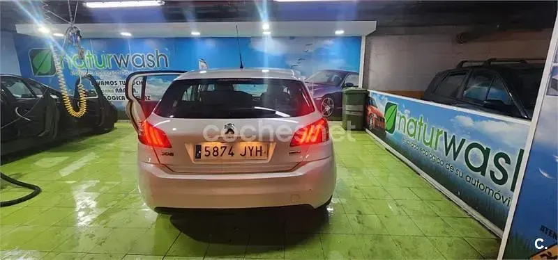 Usado Peugeot 308 Allure 130 CV (95 kW) 2017 Blanco Berlina