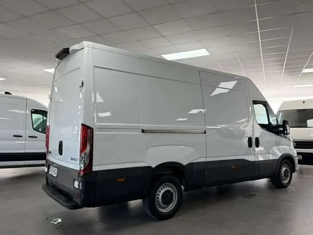 Usado Iveco Daily 160 CV (117 kW) 2023 Blanco Van