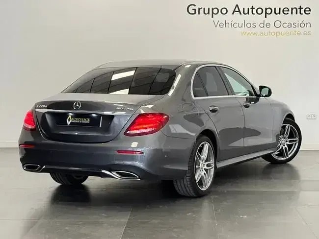 Usado Mercedes E220 194 CV (142 kW) 2017 Gris / plata Berlina
