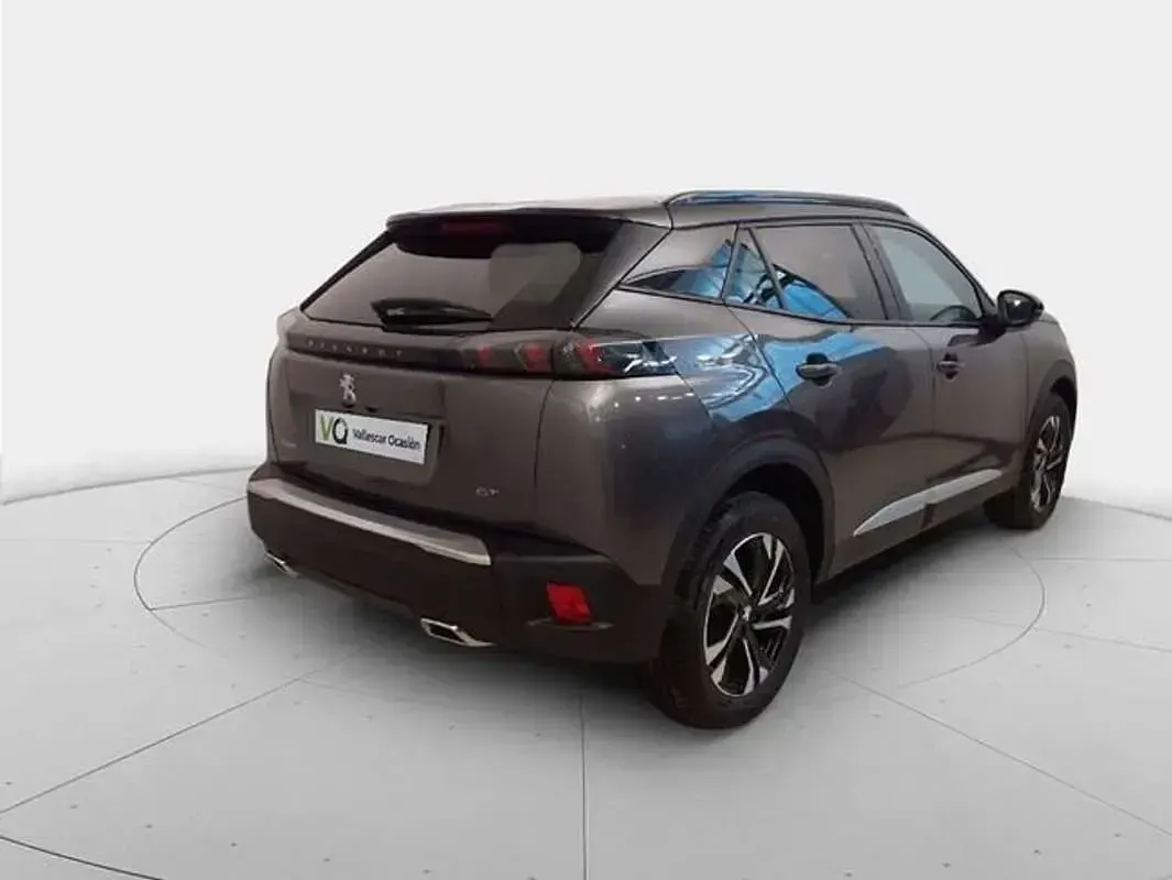 Usado Peugeot 2008 GT-line 131 CV (96 kW) 2023 Gris SUV