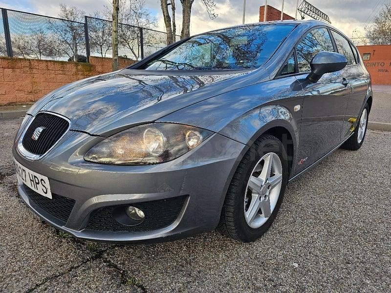 Usado Seat Leon Style 105 CV (77 kW) 2013 Gris / plata Berlina