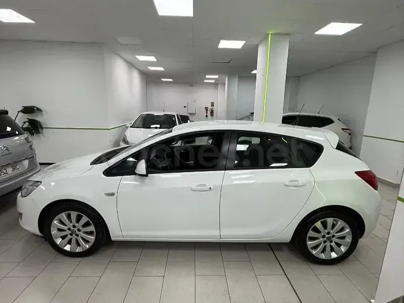 Usado Opel Astra Sport 110 CV (80 kW) 2011 Blanco Berlina