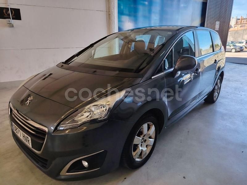 Usado Peugeot 5008 Allure 115 CV (84 kW) 2014 Gris / plata Monovolumen