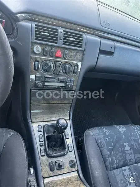 Usado Mercedes E240 Classic 170 CV (125 kW) 2000 Gris / plata Berlina