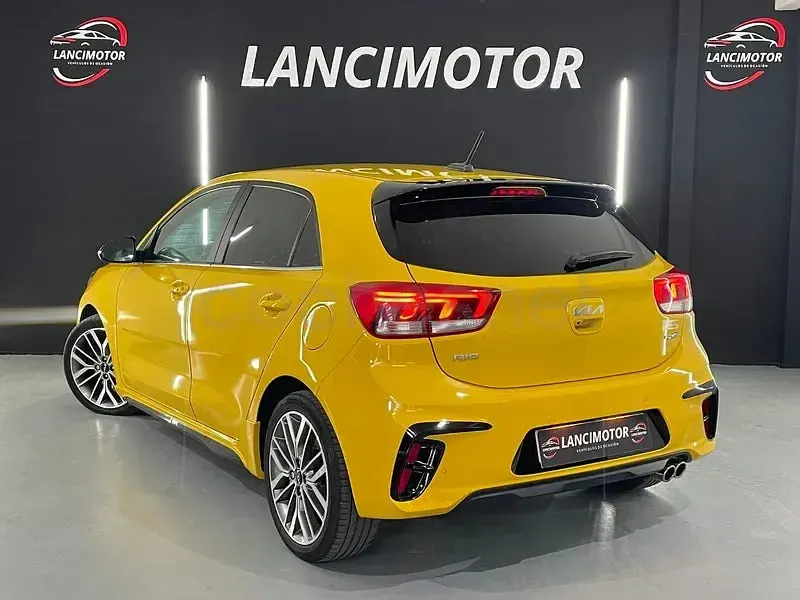 Usado Kia Rio GT-Line 100 CV (73 kW) 2023 Amarillo Berlina