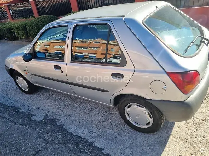 Usado Ford Fiesta Studio 75 CV (55 kW) 1996 Gris / plata Utilitario