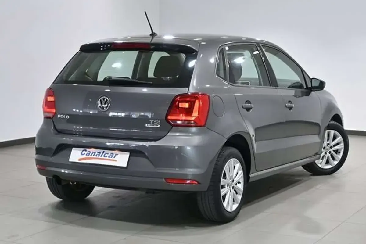 Usado VW Polo Advance 90 CV (66 kW) 2017 Gris Utilitario
