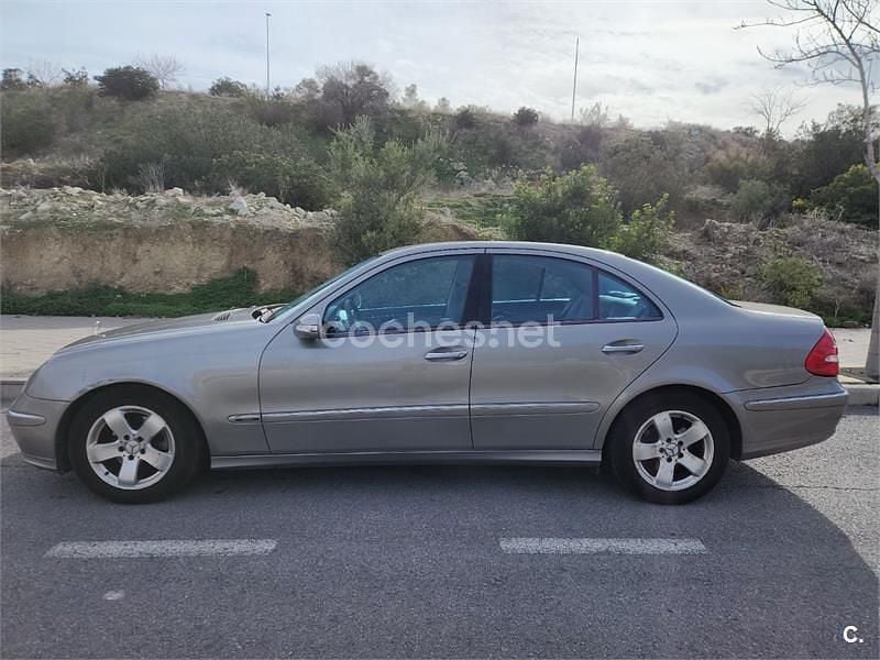 Usado Mercedes E270 Avantgarde 170 CV (125 kW) 2003 Gris / plata Berlina