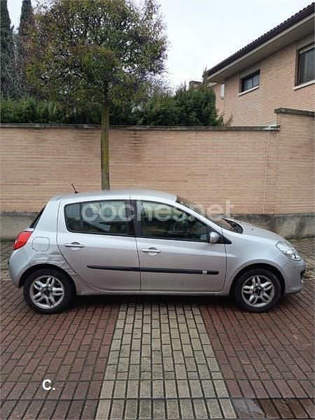 Usado Renault Clio II 100 CV (73 kW) 2006 Gris / plata Berlina