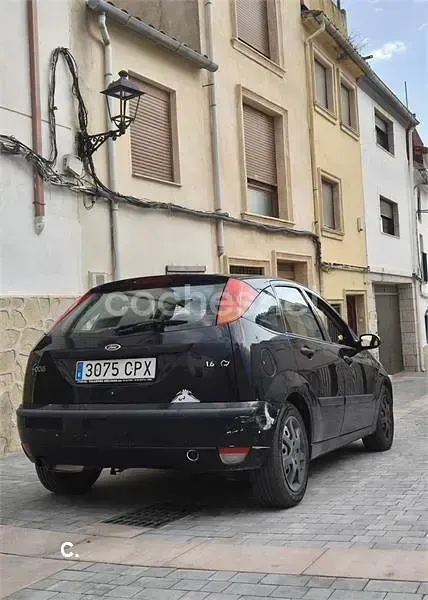 Usado Ford Focus Trend 100 CV (73 kW) 2003 Negro Berlina