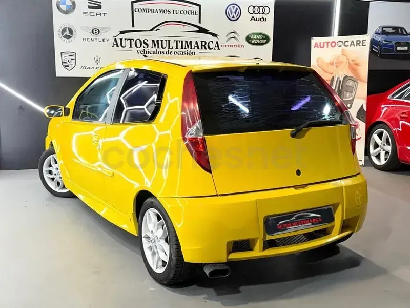 Usado Fiat Punto 80 CV (58 kW) 2003 Amarillo Utilitario