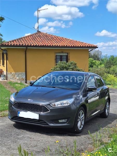 Gris / plata Usado 2017 Ford Focus Trend Berlina | 8400 € (Buen precio) - Imagen 1/4