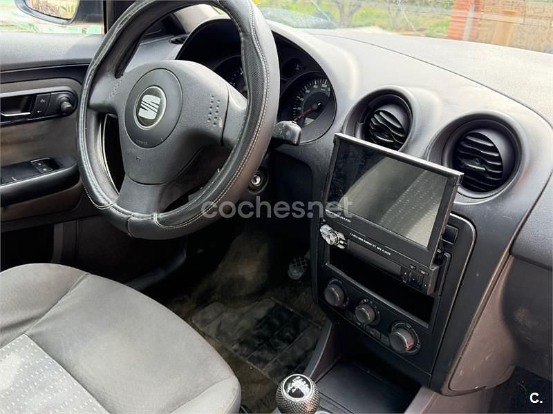 Usado Seat Ibiza 100 CV (73 kW) 2004 Gris / plata Utilitario