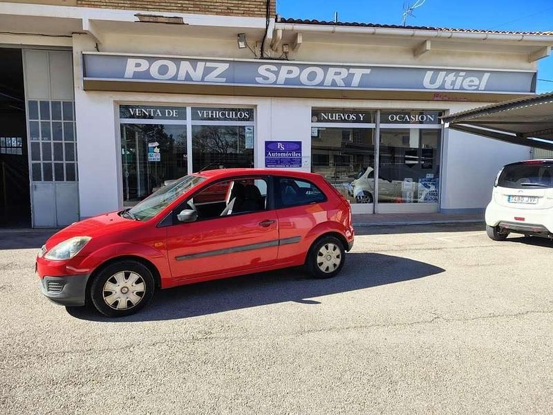 Usado Ford Fiesta Ambiente 68 CV (50 kW) 2008 Rojo Utilitario
