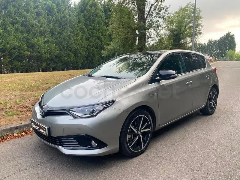 Usado Toyota Auris Hybrid 136 CV (100 kW) 2018 Beige Berlina