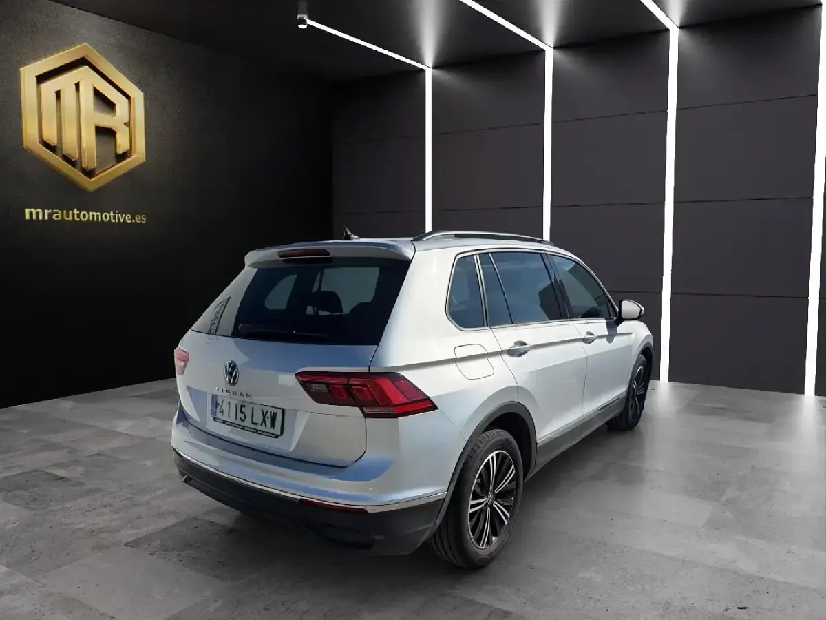 Usado VW Tiguan Life 150 CV (110 kW) 2022 Gris plata metalizado SUV