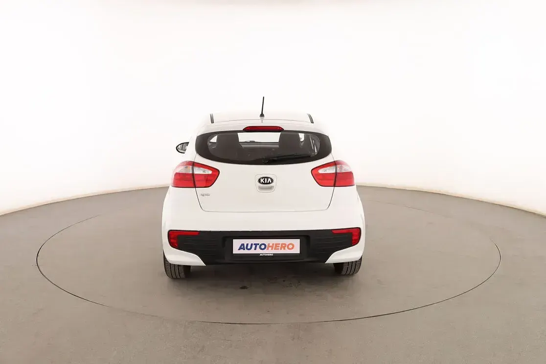 Usado Kia Rio 85 CV (62 kW) 2015 Blanco Berlina
