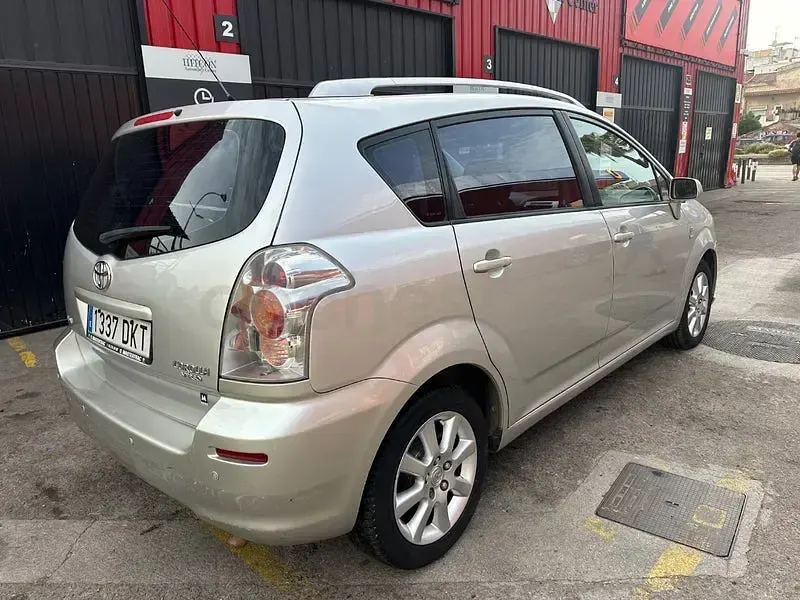 Usado Toyota Corolla Verso Sol 129 CV (94 kW) 2006 Gris / plata Monovolumen